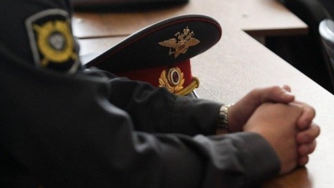Руслан Алханов вручил погоны майора полиции начальнику ОМВД России по Шалинскому району Ахъяду Мусанипову.